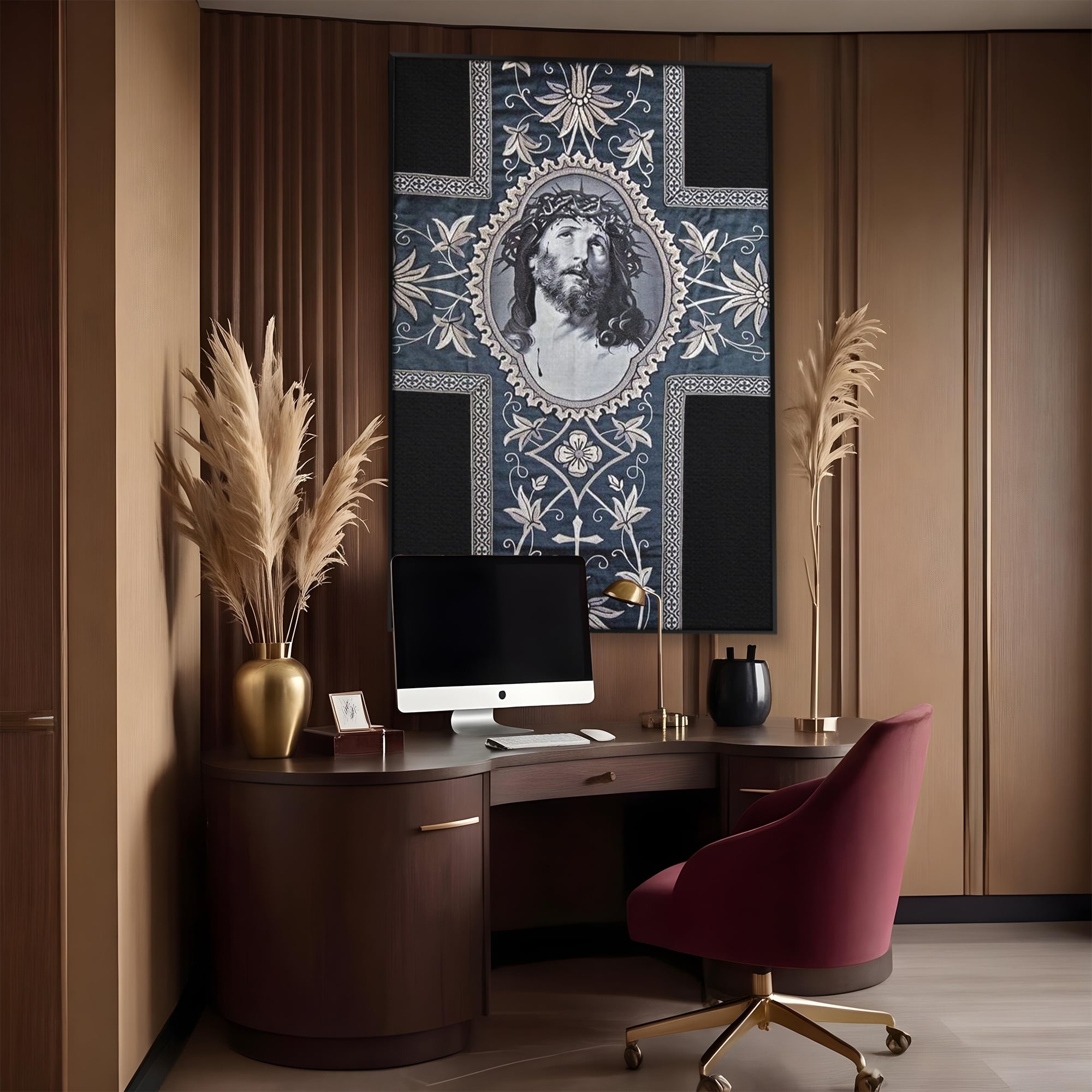 Tablou canvas cu tablou canvas cu chipul mantuitorului pe cruce, in rama de aluminiu negru, pe perete intr-un birou